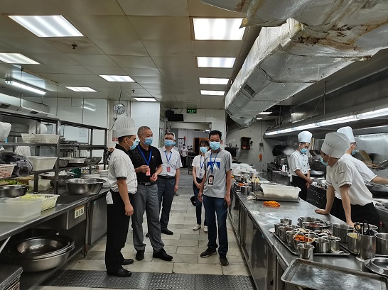 （图为谢建洪副局长到餐饮单位检查防疫工作落实情况）.jpg