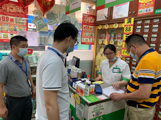 （图为黄小明副局长检查药店实名购药登记情况）.jpg