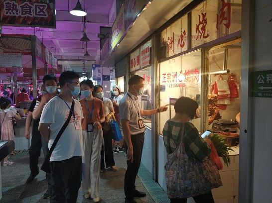 （图为曹志波总工程师检查农贸市场熟食档）.jpg