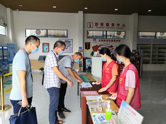 （图为东城所人员到金鸡岩、牛鱼嘴、黄腾峡景区开展疫情防控检查）.jpg
