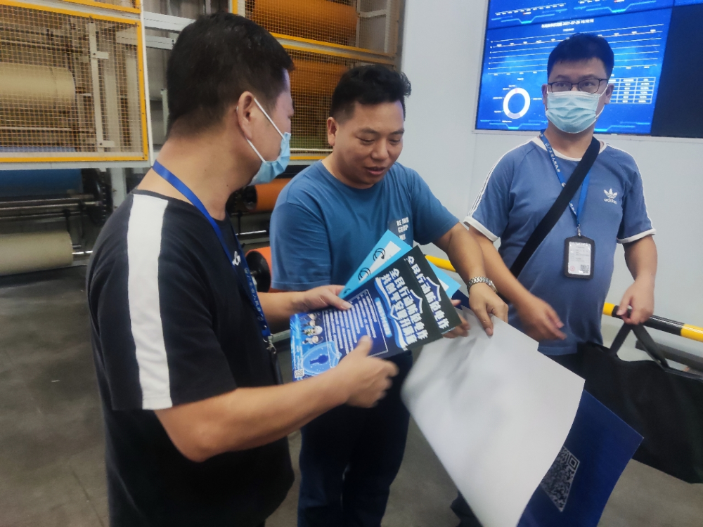 图二为区局党组成员林子飞带质量股到华源包装(清远)有限公司进行反诈防骗知识宣传.png