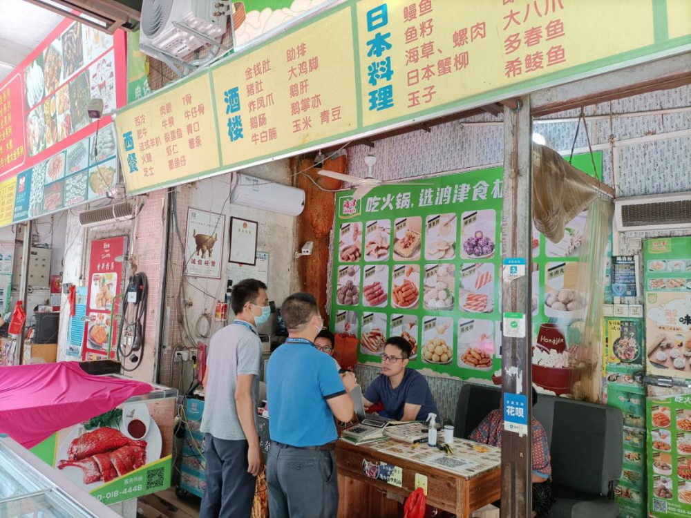 图一为执法人员对冷库进行食品安全检查.png