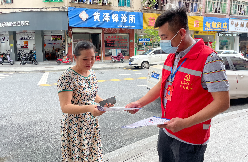 2022年7月8日，刘劲敏代表在百加大街宣传反诈app.jpg