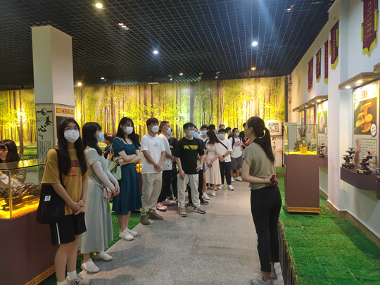 “雁归”大学生实地参观家乡企业1.jpg
