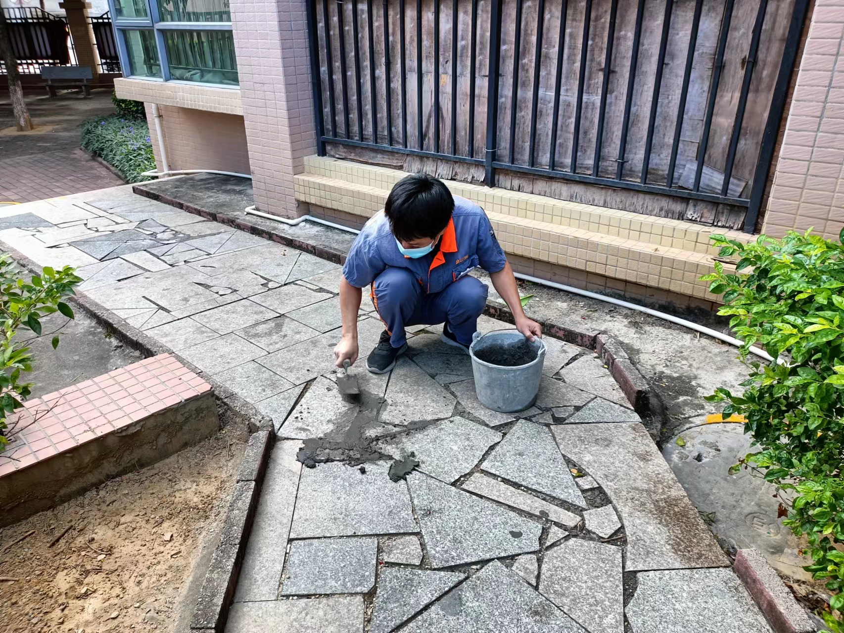 04-（信息公开20221104修补小区破损路面 守护住户安全出行-图一.jpg
