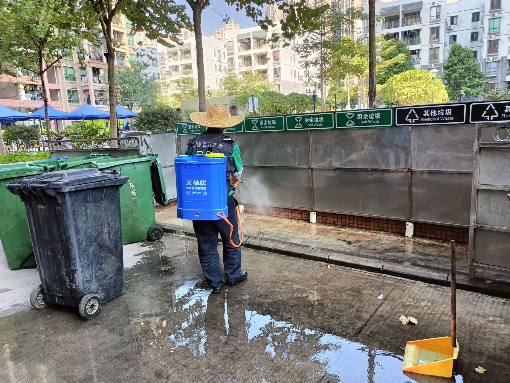 清理绿化带垃圾，清洗各各栋楼大堂地面与消毒垃圾池7.jpg