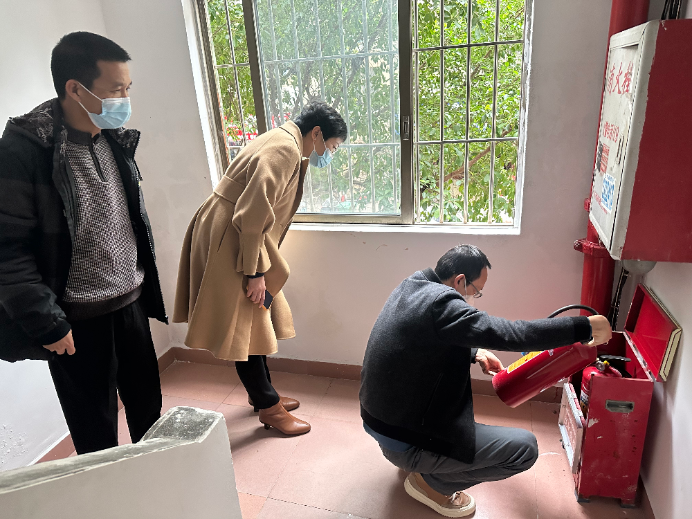 （信息公开20230116春节前开展公租房小区安全生产检查及慰问困难家庭住户-图三.jpg