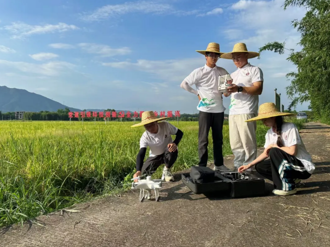 “雁归”学子在江埗试验田体验无人机勘察测量功能.png