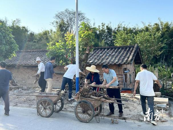 源潭镇开展人居环境卫生保洁水平提升行动。黄玉熹 摄