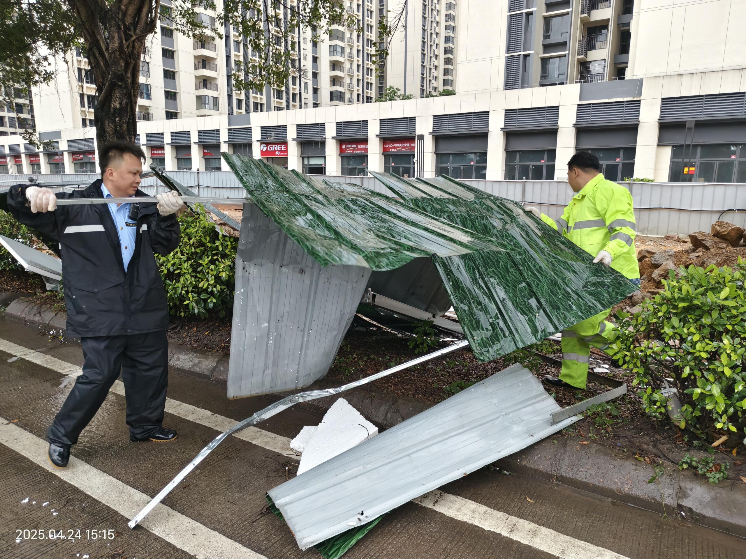 执法人员清理倒塌围挡.jpg