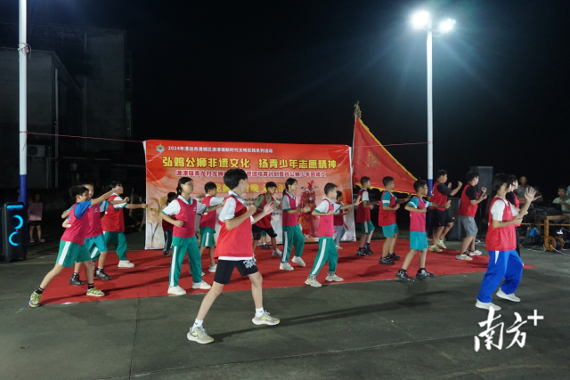 2024年暑期,青龙村委会开展为期5天的龙狮田鸡公狮少年团夏令营活动。清城区源潭镇青龙村供图 2024年暑期,青龙村委会开展为期5天的龙狮田鸡公狮少年团夏令营活动。清城区源潭镇青龙村供图