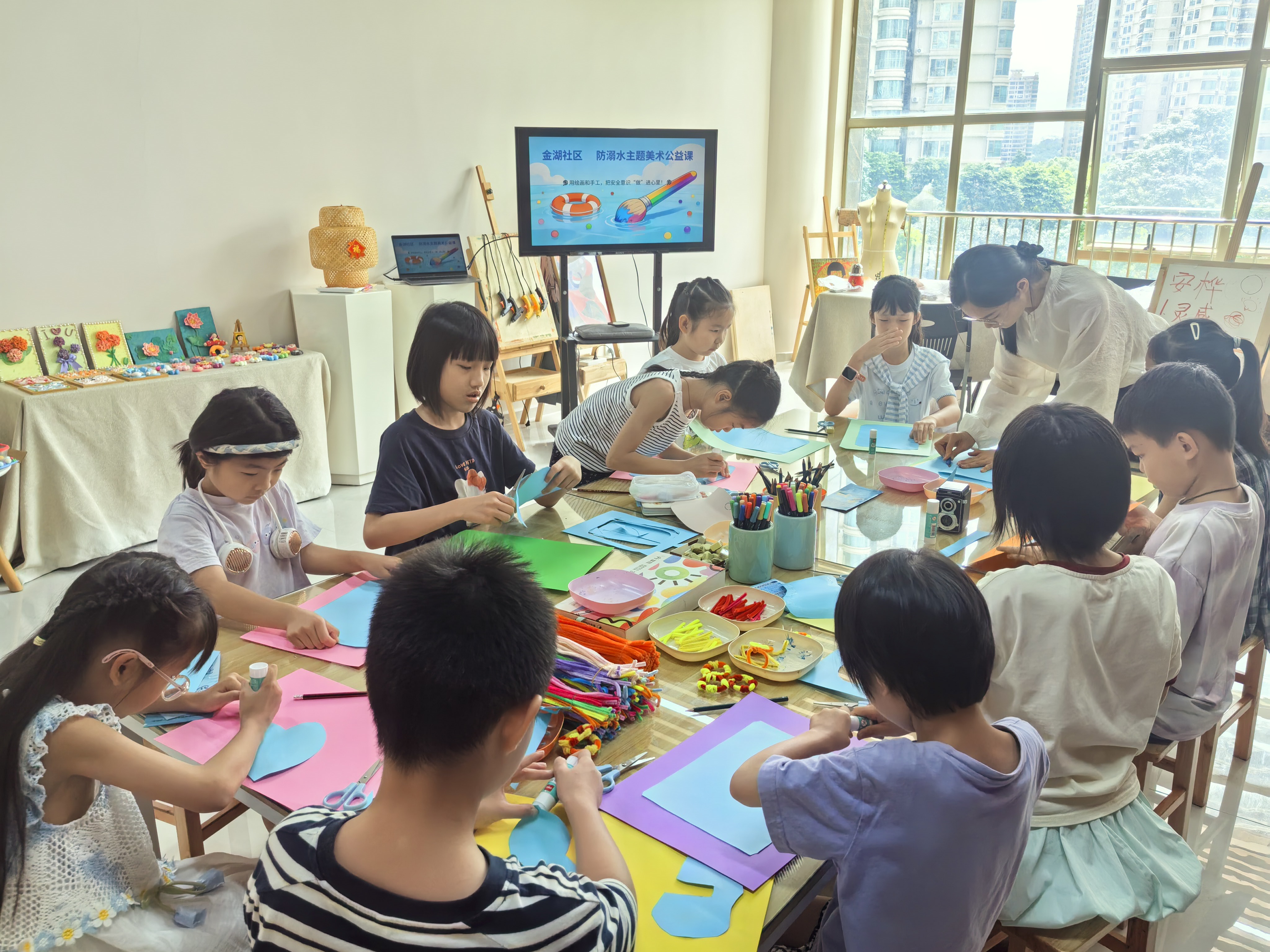 附图6：社区合伙人开展防溺水主题美术公益课.jpg