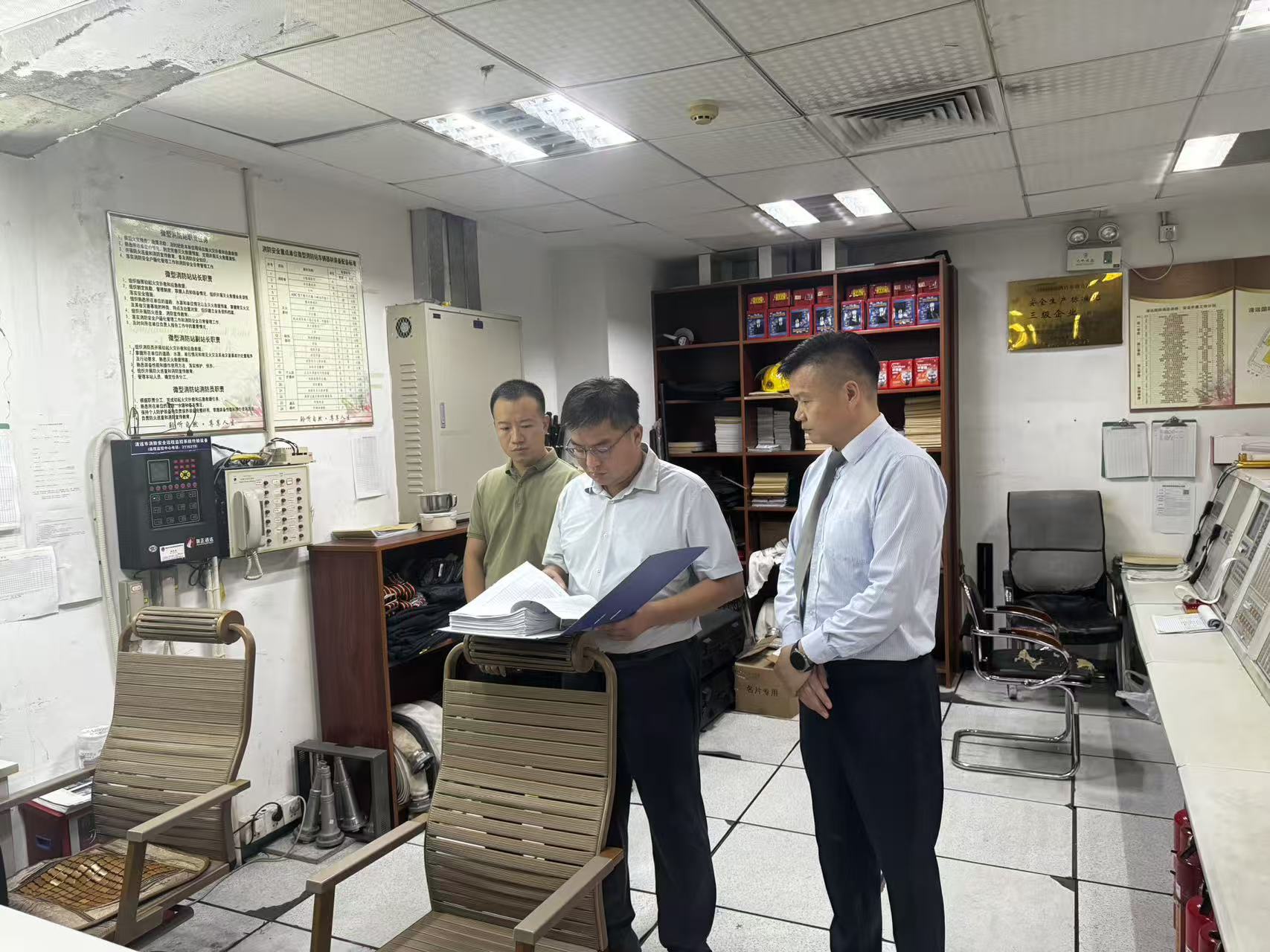 【麻烦优先放这张】图注：东城街道党工委书记刘晓锋率队深入辖区重点场所，现场查阅安全生产及消防安全台账资料。.jpg
