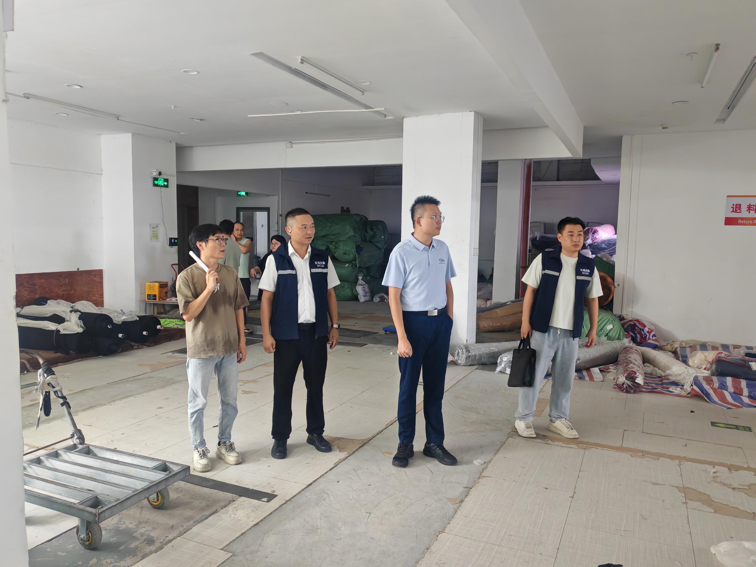 图注：东城街道党工委副书记、办事处主任谢康棣率队深入辖区企业生产车间、仓库，开展安全生产和消防安全夜查。.jpg