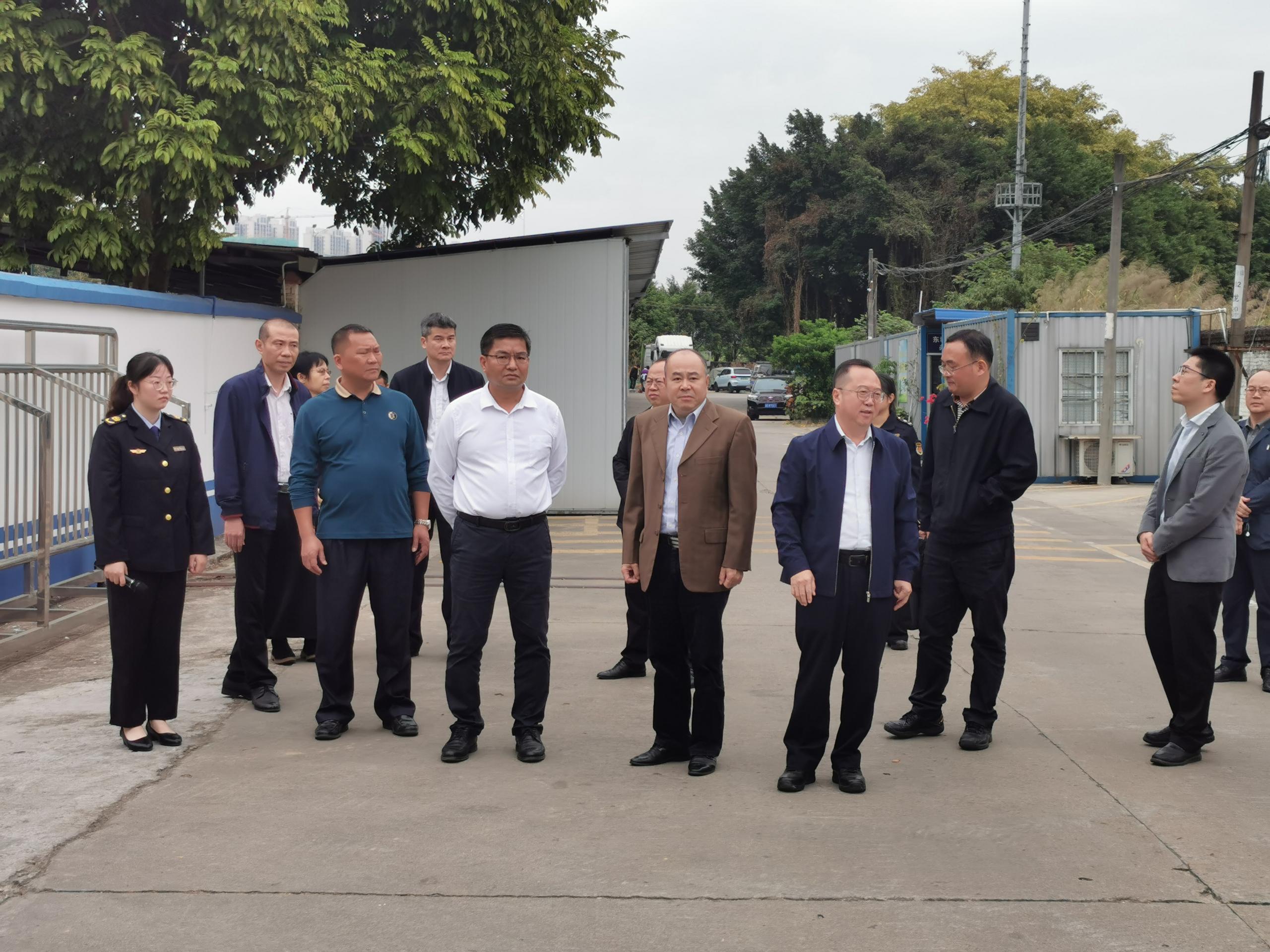 11.30街道领导陪同市调研组到我街综合行政执法办调研3.jpg