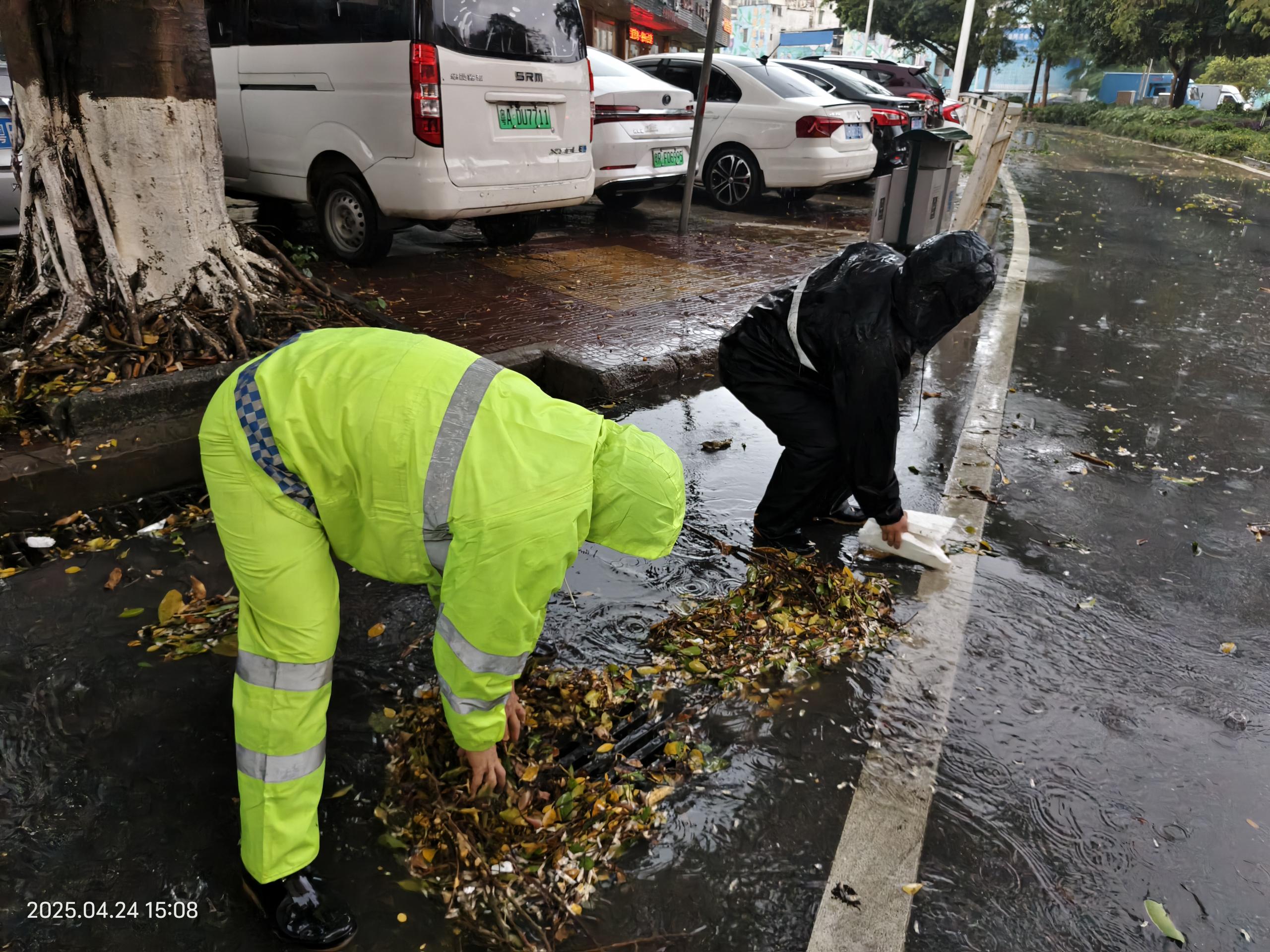 执法人员疏通排水口.jpg