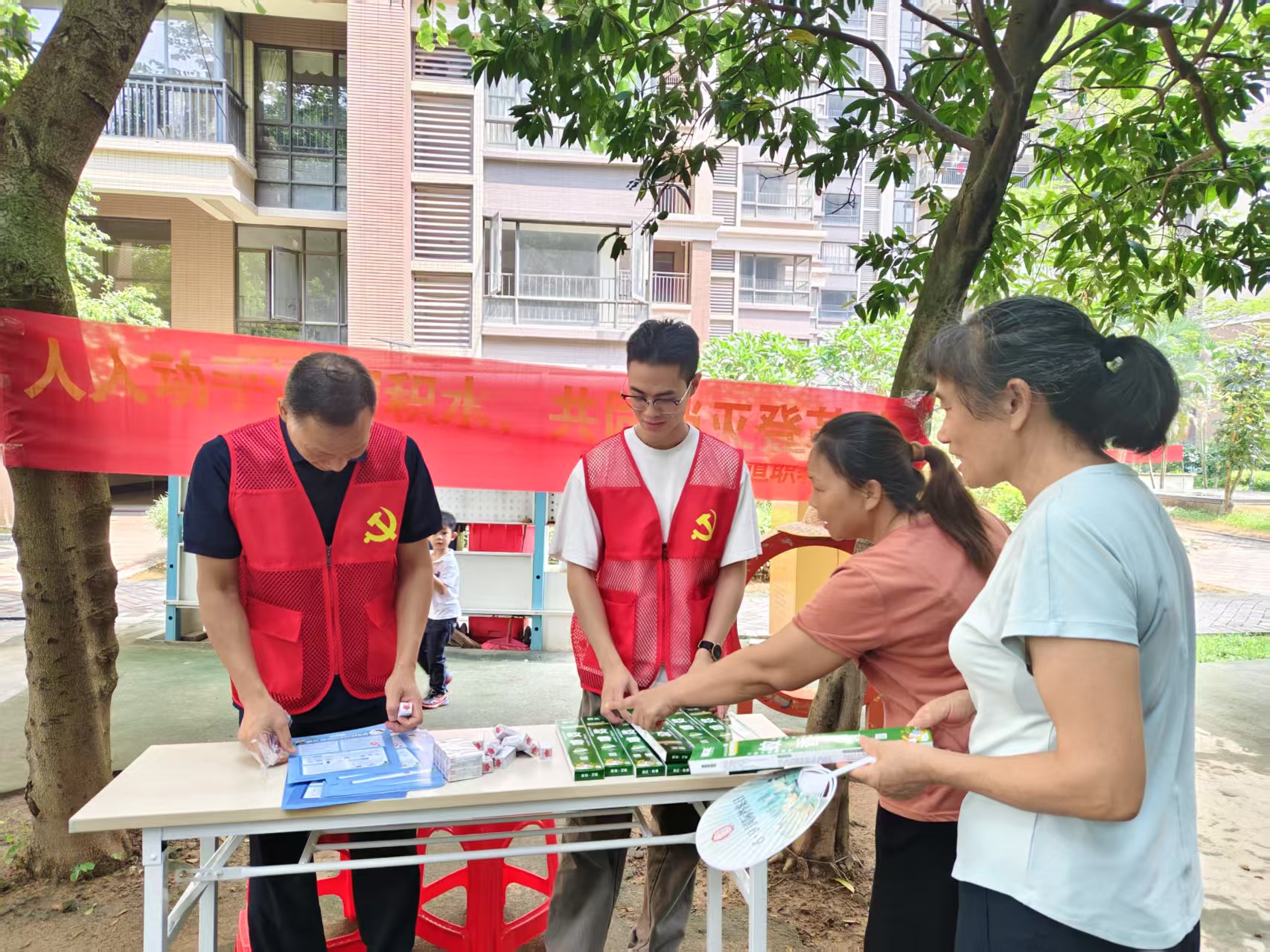 职教城社区设置宣传摊位.jpg