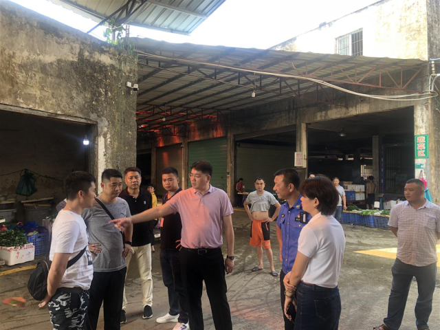 林书记要求规范市场内车辆停放