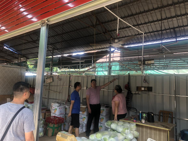 林书记要求加强市场内电线拉挂的管控