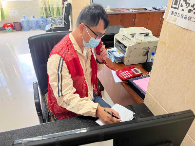 4.下沉干部协助社区开展疫情工单核查.jpg