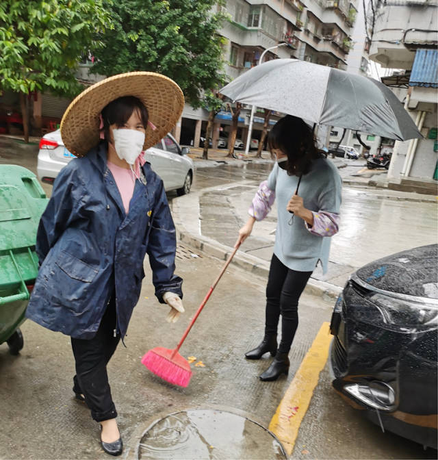 妇联主席蔡斯雅在小区带头志愿者进行自愿清洁工作