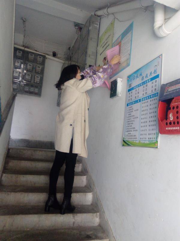 妇联主席蔡斯雅在石狮社区各大居民楼张贴宣传单