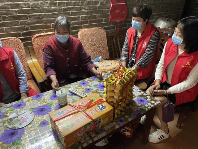 妇联主席蔡斯雅带头志愿者到贫困低保户叶丽容家探访慰问