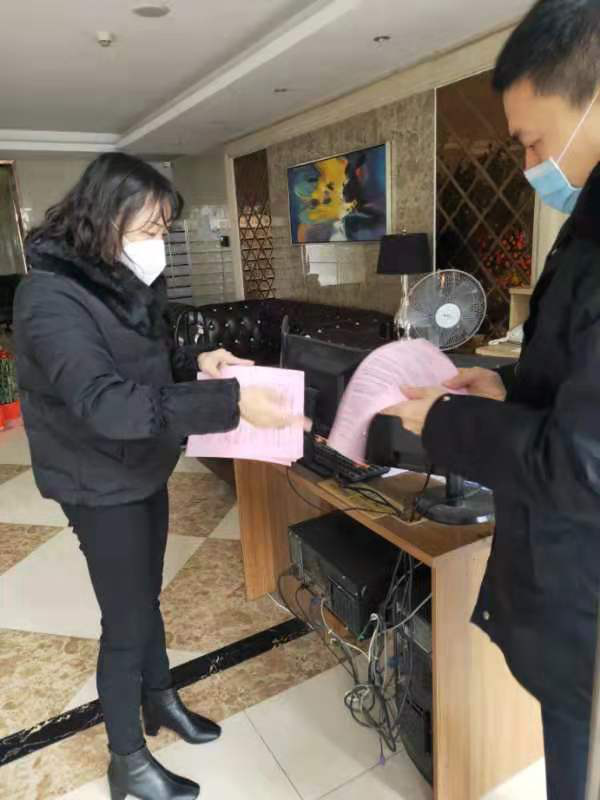 妇联主席蔡斯雅在走访各大小区物业部，派发相关防疫通知，与物业部加强联系