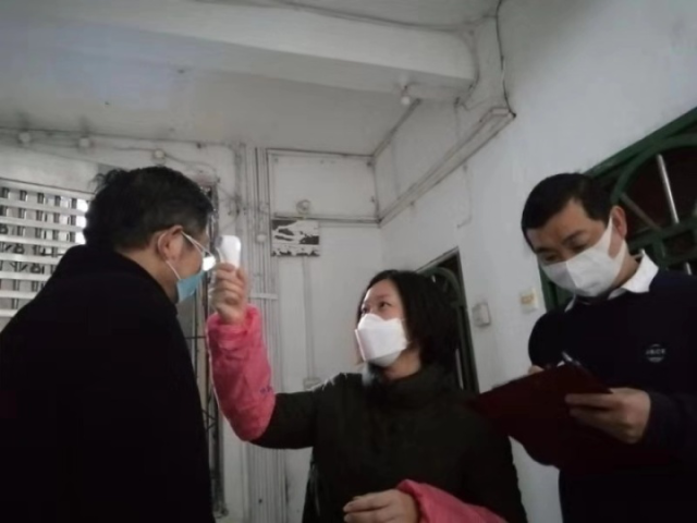 范倩洁给群众量体温