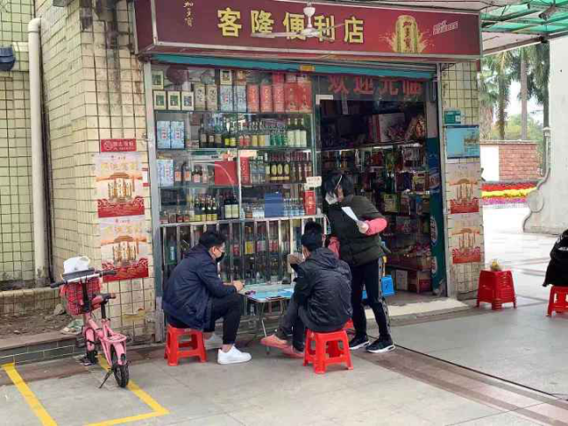 范倩洁每天穿梭在辖区，发放防疫宣传单