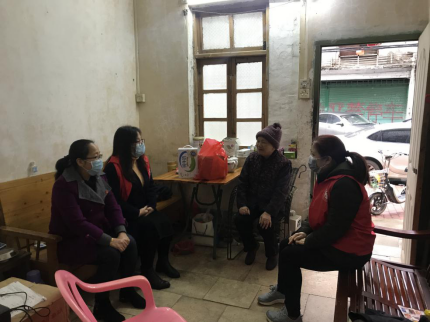 凤宇社区书记联合志愿者慰问困难家庭