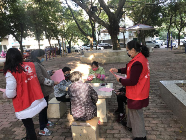 凤宇社区书记联合社区工作者到凤宇新村广场劝导居民聚集和派发防疫宣传单张