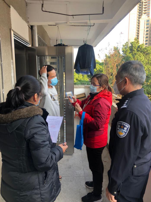 凤宇社区书记联合社区民警和社区医生到湖北返乡自我隔离人员家中测量体温，密切跟踪人员身体状况