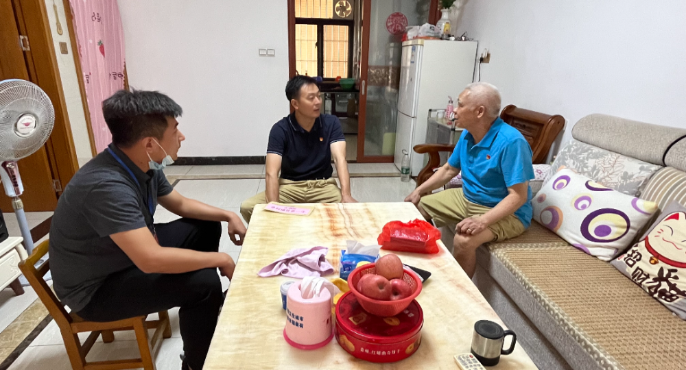 唐孝帆、刘劲敏代表慰问困难党员1.jpg