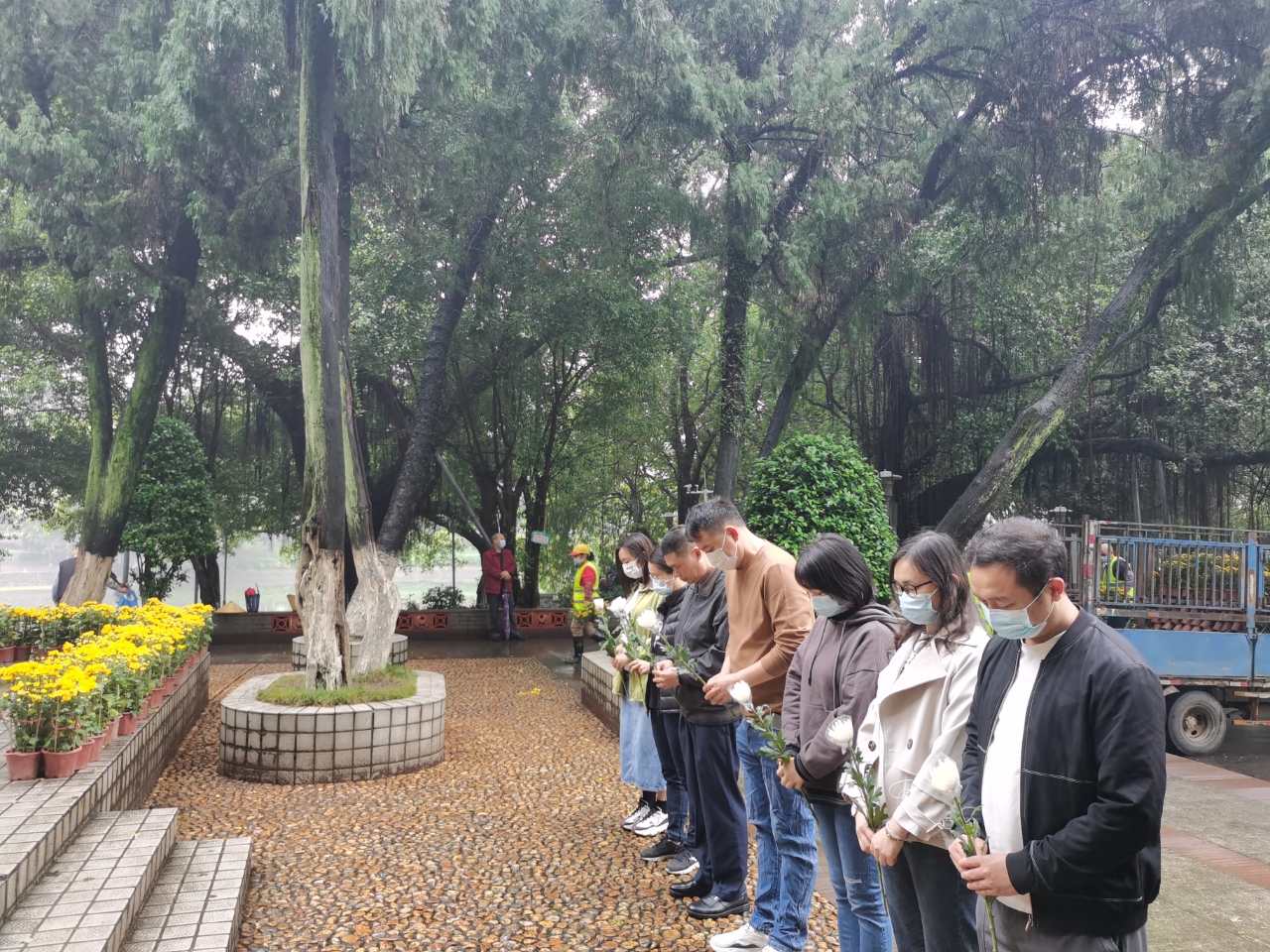 图为:清城区民政局在中山公园开展“我们的节日·精神的家园·清明”缅怀革命先烈活动 (清远市清城区民政局摄)。.jpg 图为:清城区民政局在中山公园开展“我们的节日·精神的家园·清明”缅怀革命先烈活动 (清远市清城区民政局摄)。.jpg