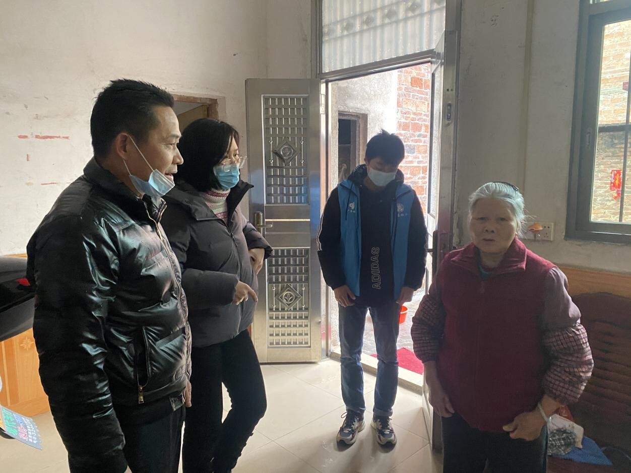 强,人大代表龙少洪,梁金婵走访高桥社区群众人大代表黄其兴,谢家杰走