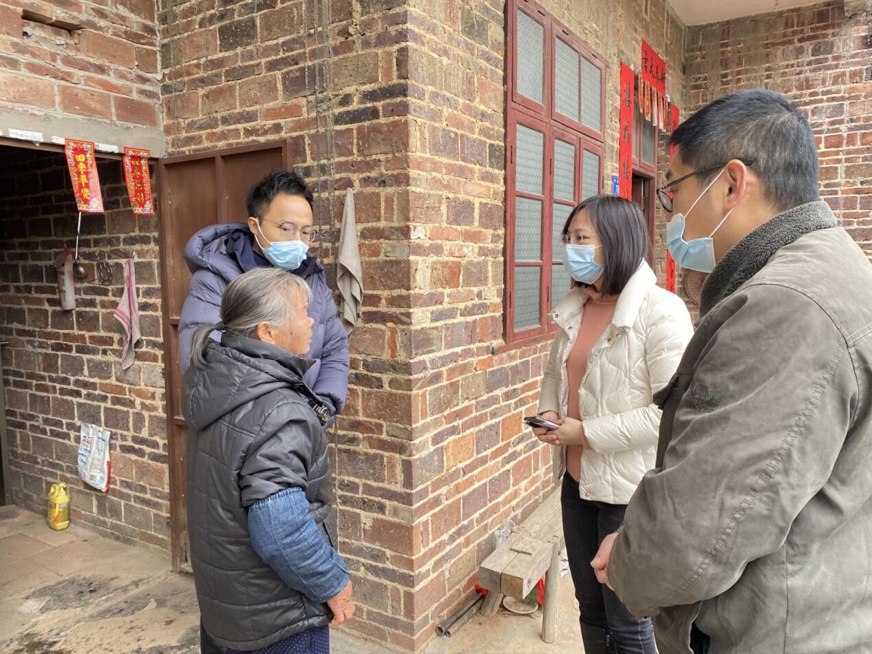 洪,梁金婵走访高桥社区群众人大代表黄其兴,谢家杰走访大连村选区群众