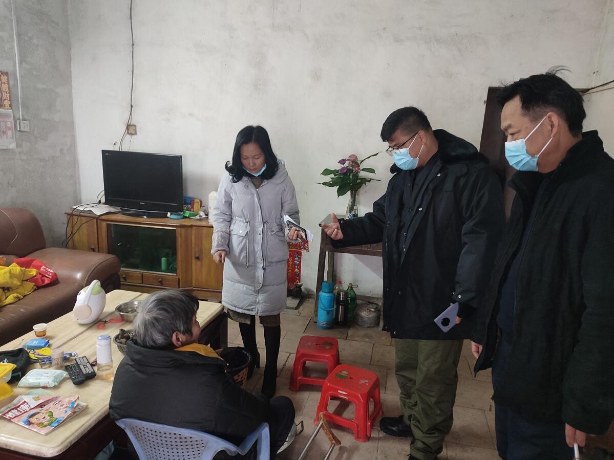 洪,梁金婵走访高桥社区群众人大代表黄其兴,谢家杰走访大连村选区群众