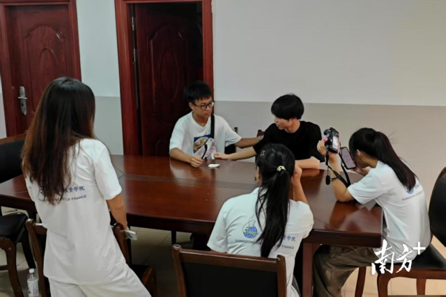 千帆筑梦队队员拍摄禁毒宣传视频。 黄玉熹 摄