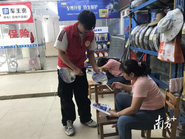 千帆筑梦队队员走进社区,向居民普及禁毒知识。 黄玉熹 摄