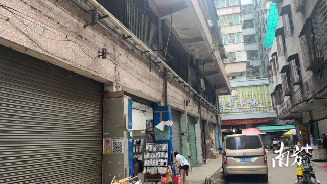 改造前的源潭农贸市场，曾因设施老化、墙面剥落破损、功能分区模糊、周边环境杂乱等问题，成为制约源潭圩镇形象和群众消费体验的短板弱项。源潭镇供图