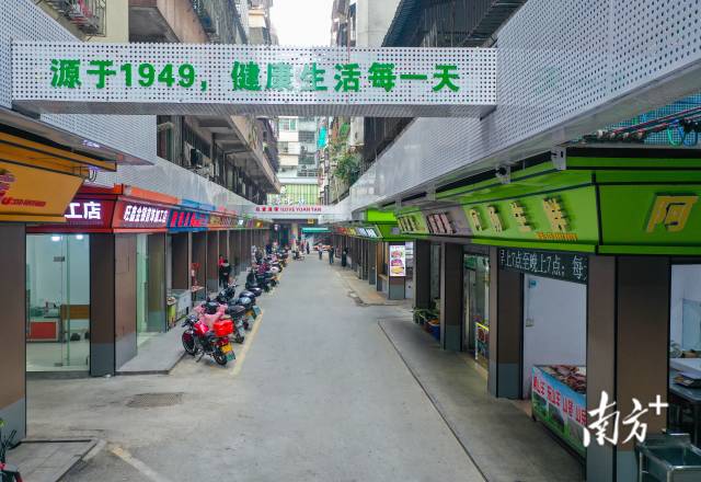 如今，源潭市场主街通畅、路面整洁，车辆停放有序。源潭镇供图