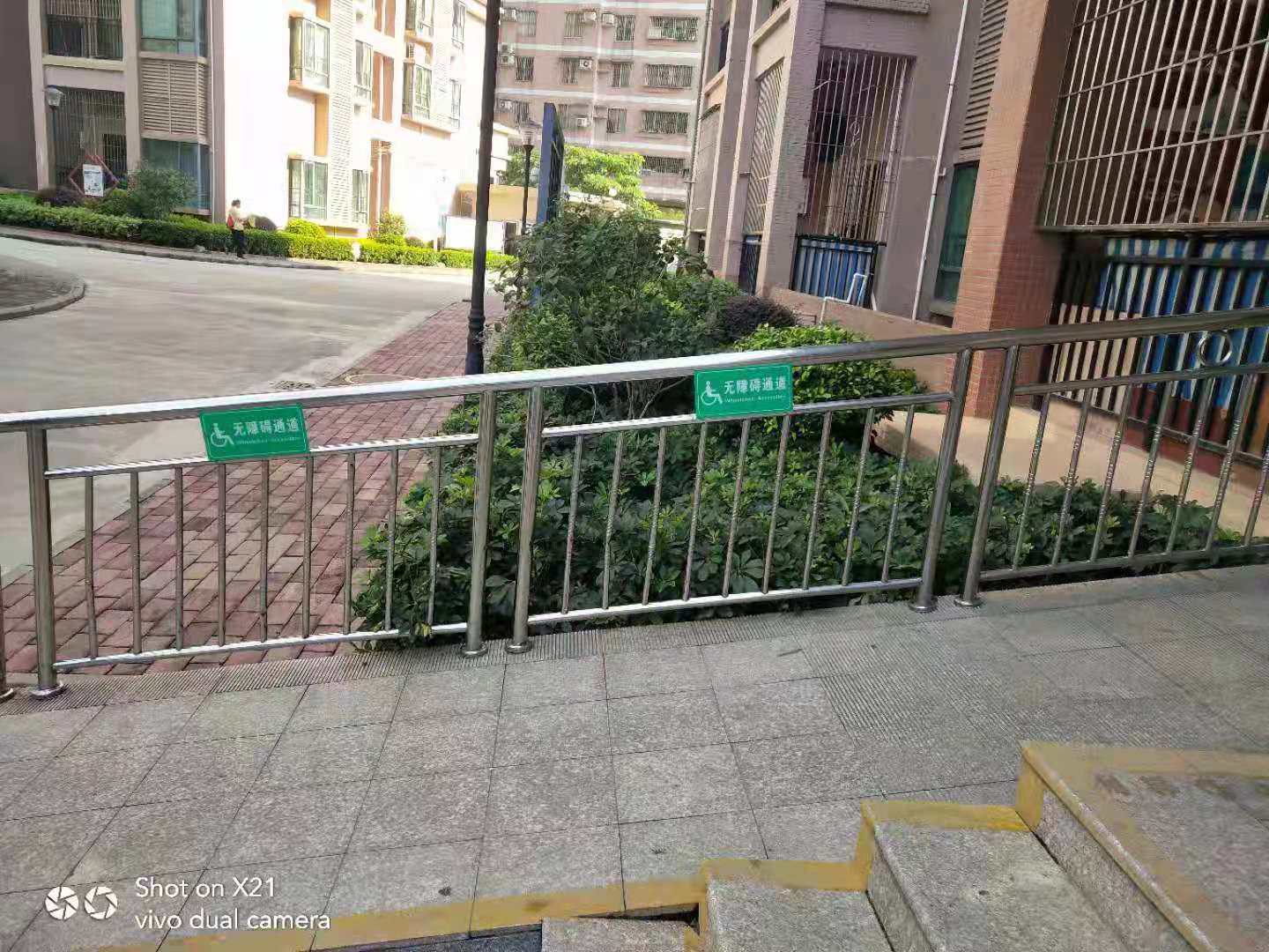 完善无障碍通道标志 让残疾人出行更顺畅