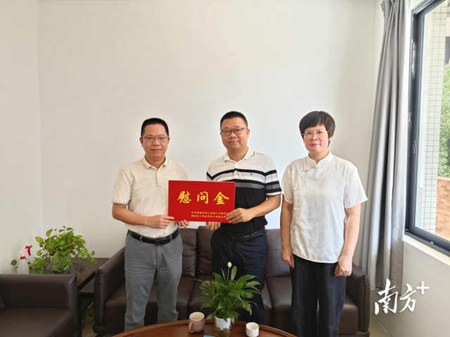朱振飞送上教师节慰问金。 