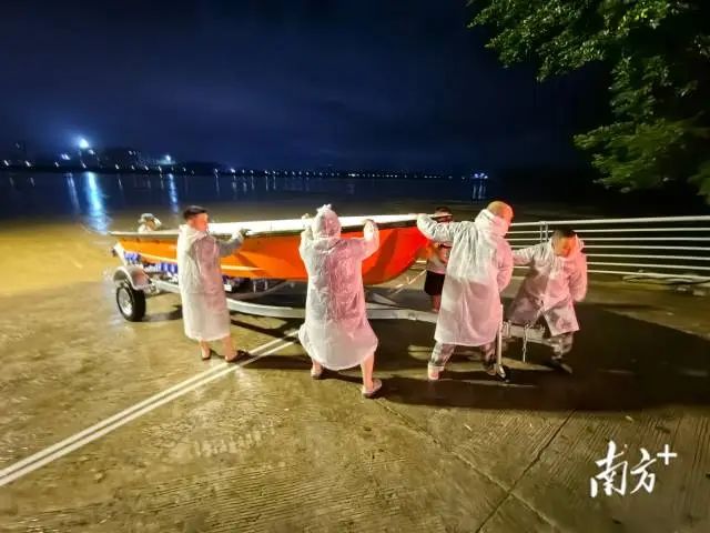 “轻舟应急分队”16日晚完成集结。黄玉熹 摄